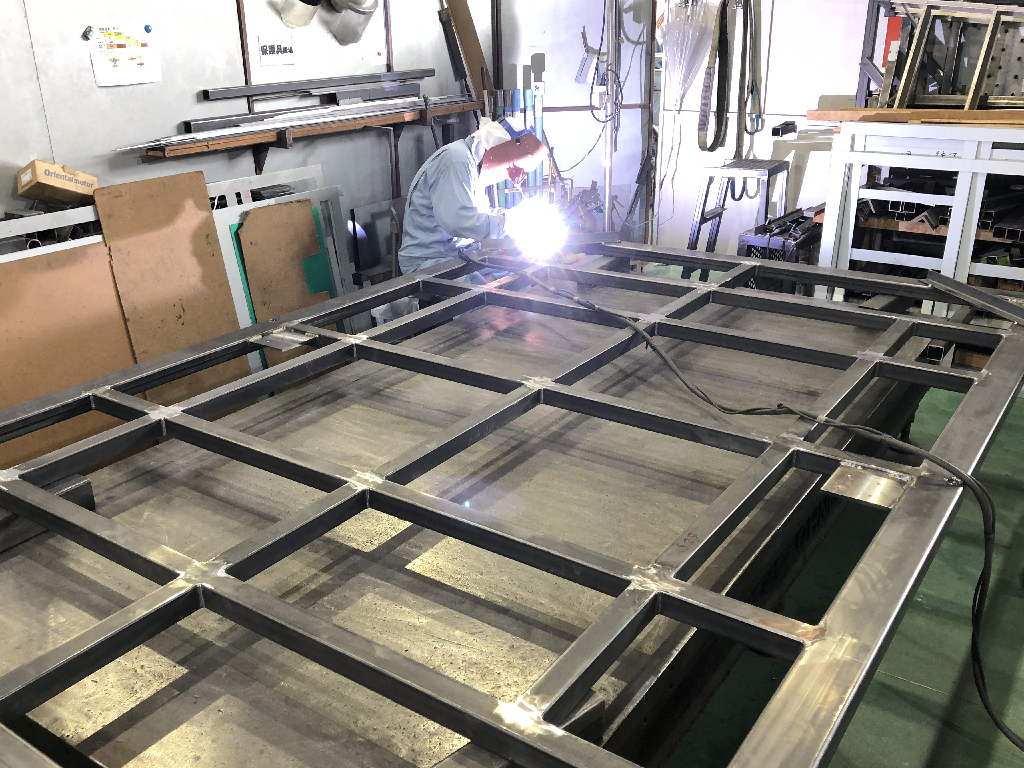 Welding assembly skill to severe accuracy frame of plate working tolerance. 