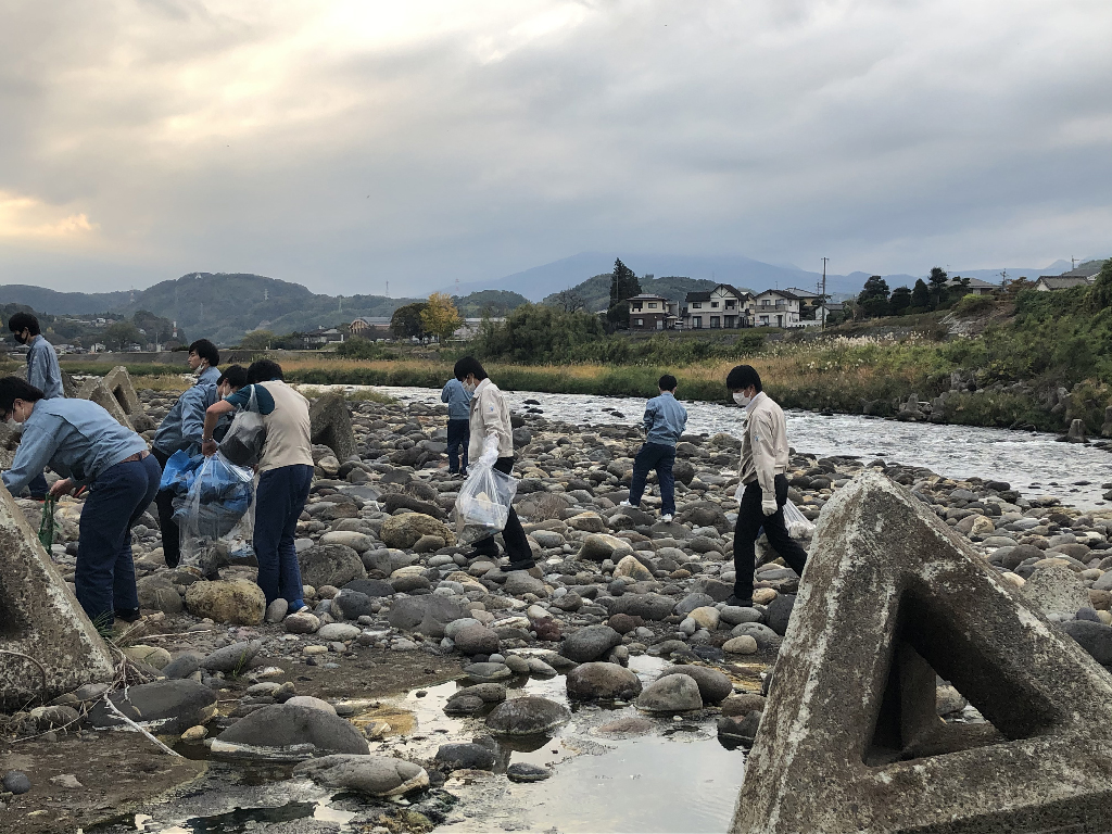 本社工場の隣を流れる大分川の河川敷を清掃